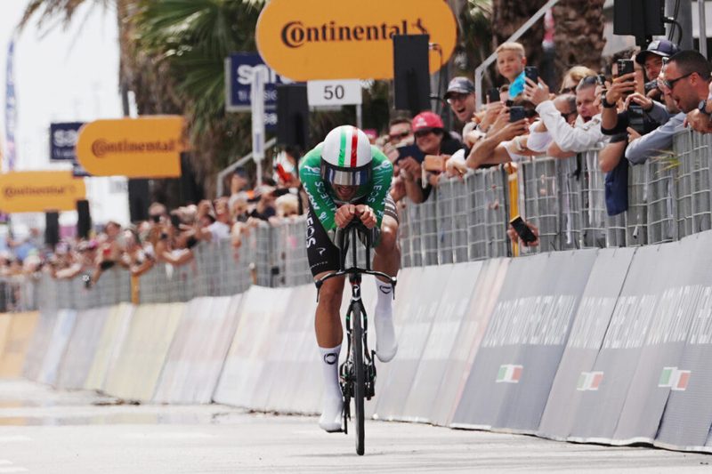 Ganna trionfa nella cronometro di Marina di Massa, Eulalio mantiene la maglia rosa