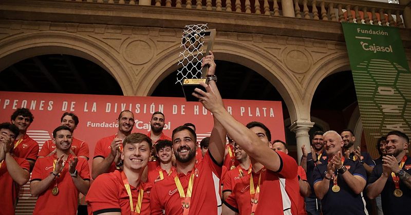 El Cajasol Sevilla BM Proin celebra su ascenso con un reconocimiento histórico