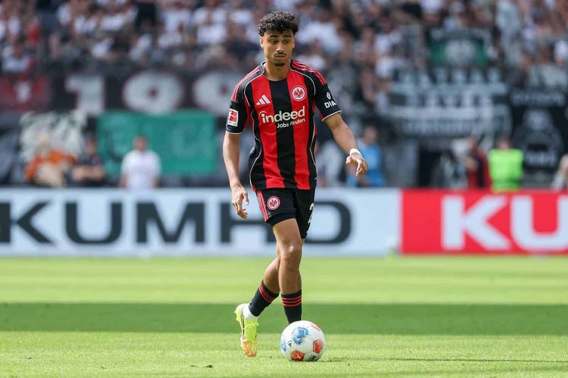 FC Bayern prüft Nathaniel Brown als möglichen Davies-Ersatz