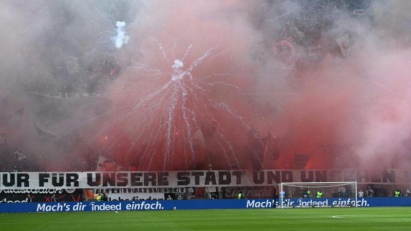 Ermittlungen nach schweren Pyro-Vorfällen beim Spiel von Eintracht Frankfurt