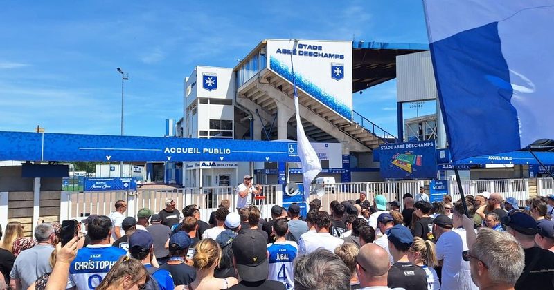 Les Ultras Auxerre rendent hommage à Christophe Pélissier devant le stade