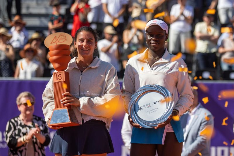 Emma Navarro conquista título em Estrasburgo após vencer Victoria Mboko em final intensa