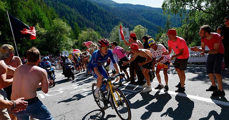 Vingegaard se consagra líder del Giro al conquistar la 'maglia' rosa