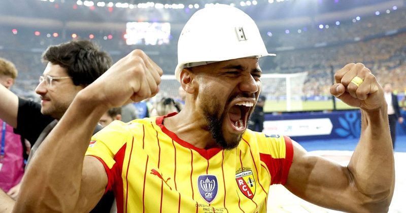 Le RC Lens sacré en Coupe de France : Matthieu Udol brille et célèbre avec un casque de mineur