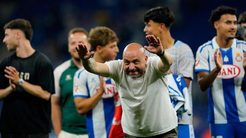 Manolo González celebra la permanencia del Espanyol entre cánticos y despedidas emotivas
