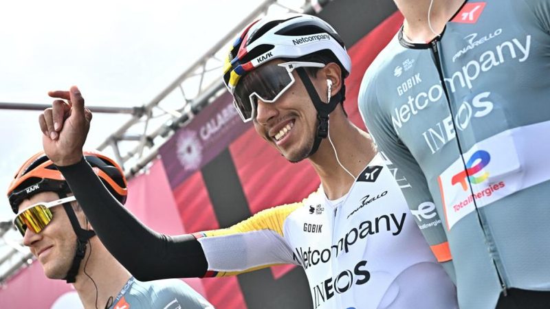Egan Bernal se aferra a su bigote como amuleto en el Giro de Italia