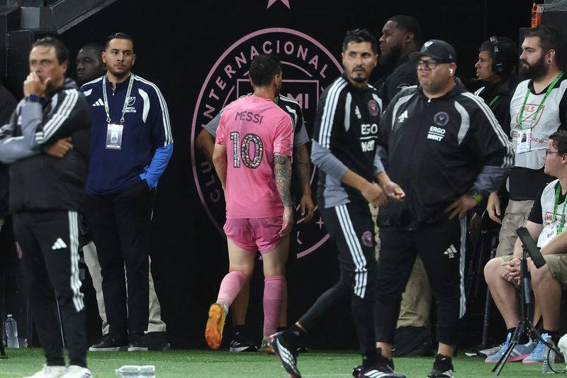 Preocupação com Messi após vitória do Inter Miami; técnico minimiza lesão