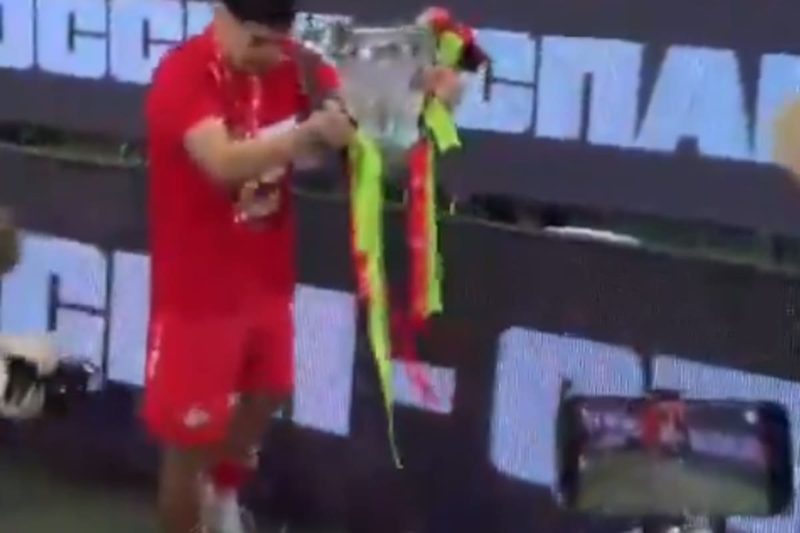 Pablo Solari celebra su título en Rusia, pero rompe el trofeo en un insólito blooper