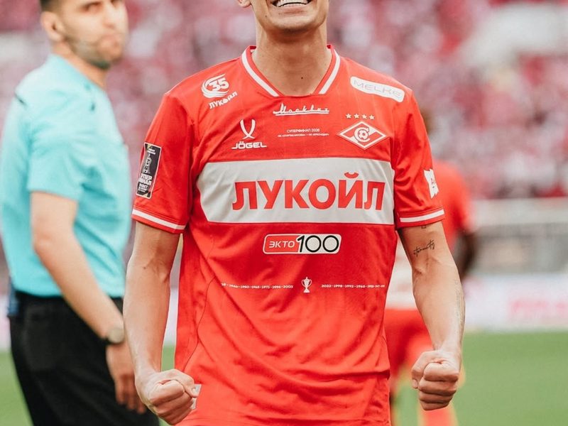 Pablo Solari protagoniza divertido accidente al romper el trofeo tras la final del Spartak
