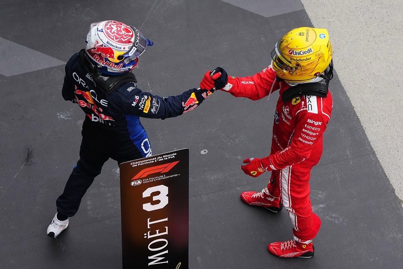Hamilton brilha no GP do Canadá e revela estratégia sem simulador da Ferrari