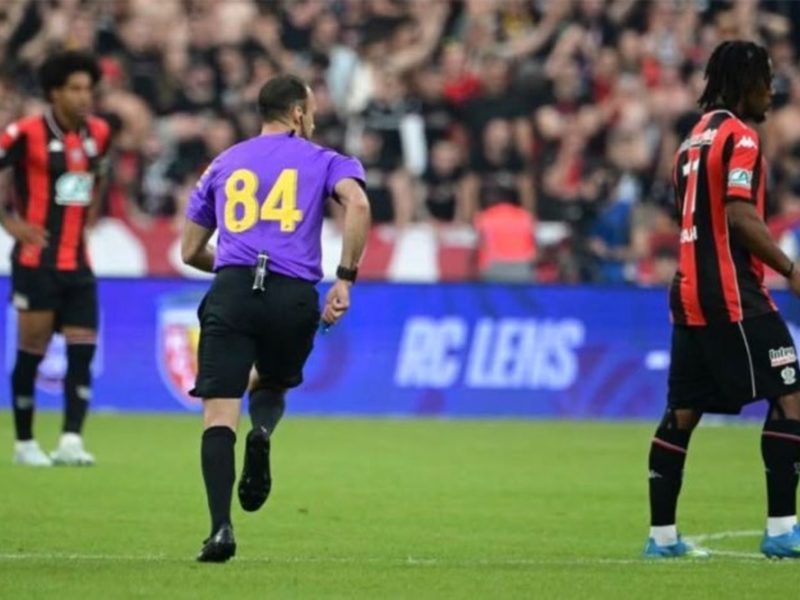 Los árbitros de la final de la Copa de Francia llevan el número 84 para un mensaje poderoso