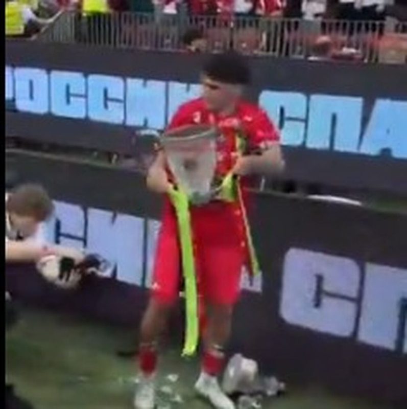 Comemoração inusitada: jogador quebra troféu da Taça da Rússia em festa do Spartak