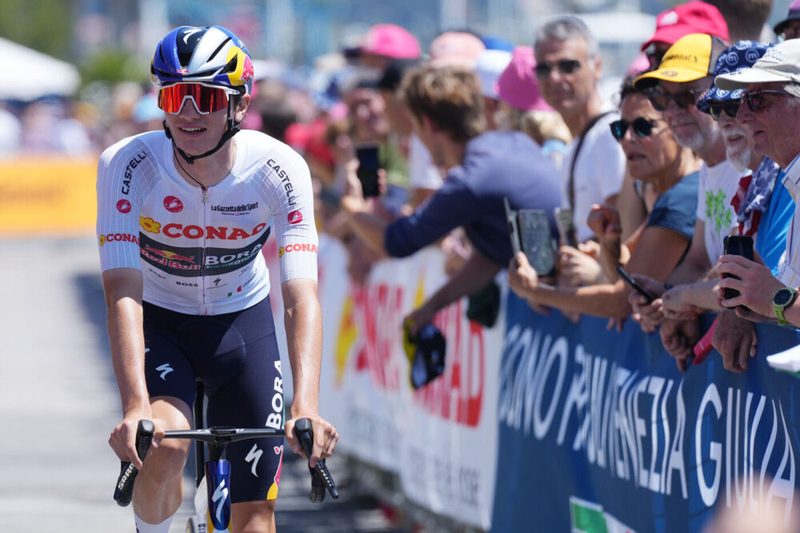 Giulio Pellizzari continua a soffrire al Giro: distacco in crescita e sogni di gloria svaniti
