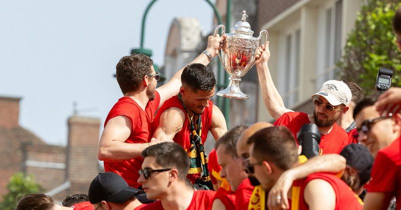 Le RC Lens célèbre sa victoire en Coupe de France avec une parade au Louvre