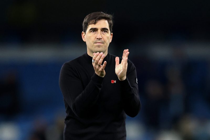 Bayer 04 Leverkusen steht in Konkurrenz um Trainer Andoni Iraola