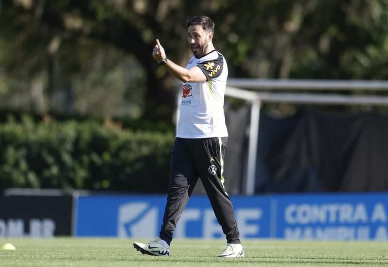 Davide Ancelotti se destaca como candidato a técnico do Lille após passagem pelo Botafogo