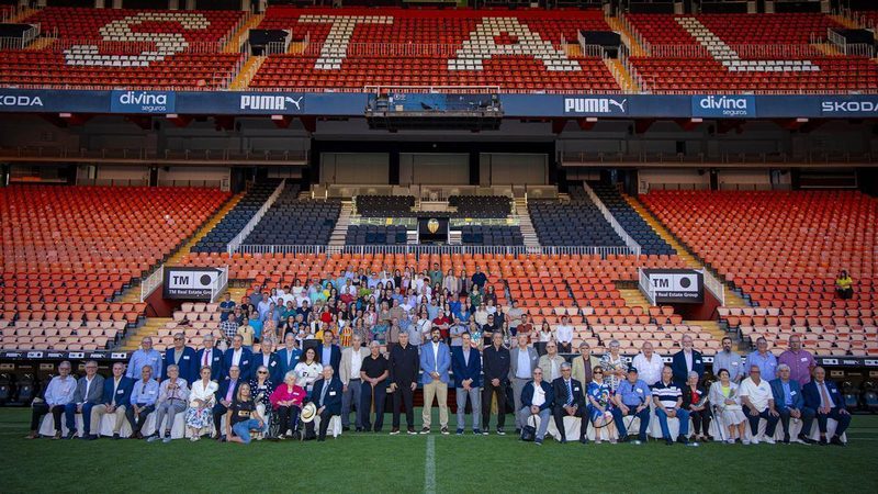 El Valencia CF homenajea a abonados con más de 50 años de fidelidad