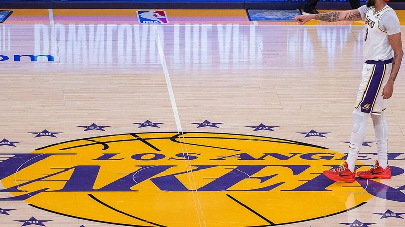 Los Lakers inician una nueva era con despidos masivos y fichajes estratégicos