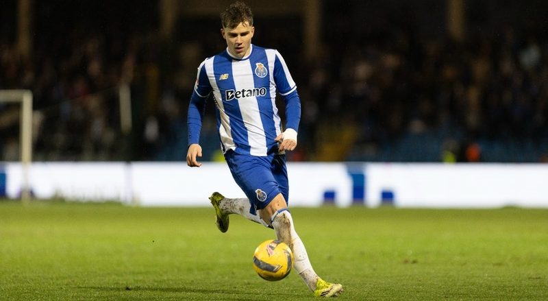 FC Porto garante Oskar Pietuszewski até 2031 em renovação de contrato