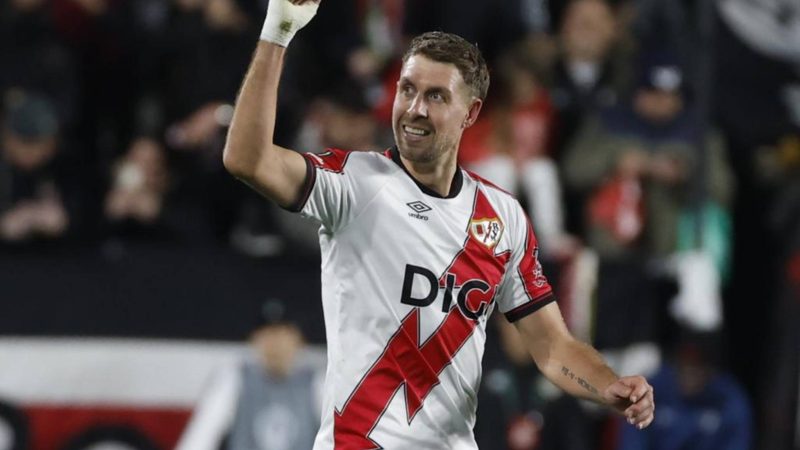 El Rayo Vallecano brilla con tres jugadores en el once ideal de la Conference League