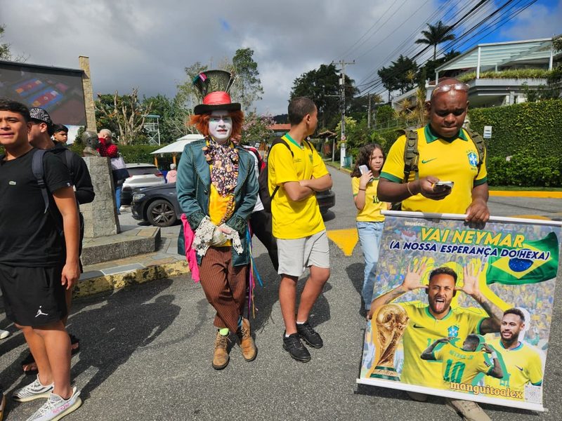 Moradores de Teresópolis se aglomeram para acompanhar treinos da Seleção Brasileira