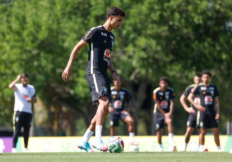 Vitor Reis retorna ao Manchester City após sucesso no Girona e convocação para a Seleção