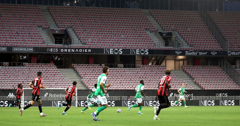 L'OGC Nice écrase l'AS Saint-Étienne 4-1 et maintient les Verts en L2