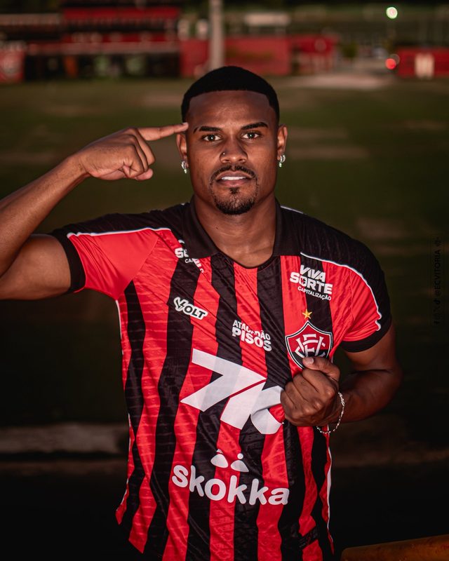 Vitória enfrenta Santos sem Nathan Mendes por lesão no joelho