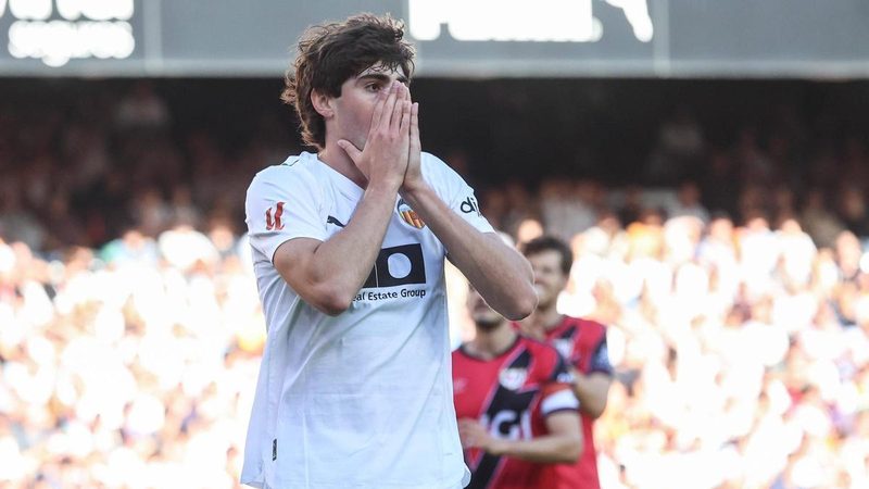 El futuro de Javi Guerra en la selección sub-21 y el Valencia CF se define