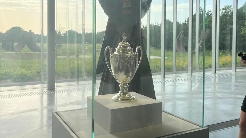Le trophée de la Coupe de France exposé au Louvre-Lens jusqu'au 14 juin