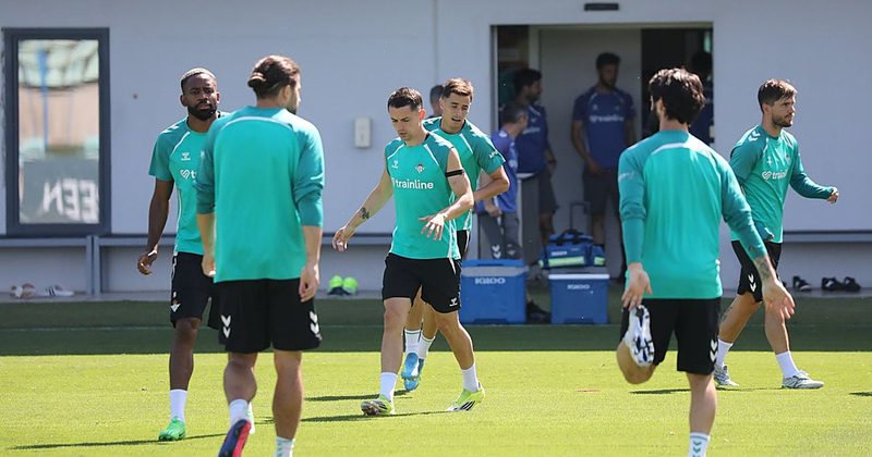 Fidalgo analiza la intensa competencia en el Betis y su rol en el equipo