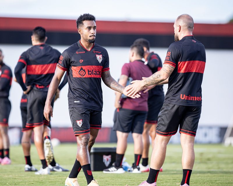 Mudanças no Atlético-GO com possível formação de três zagueiros para clássico