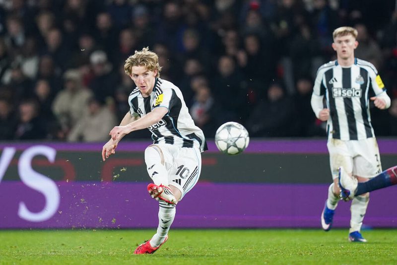Le FC Barcelone s'offre Anthony Gordon pour 70 millions d'euros