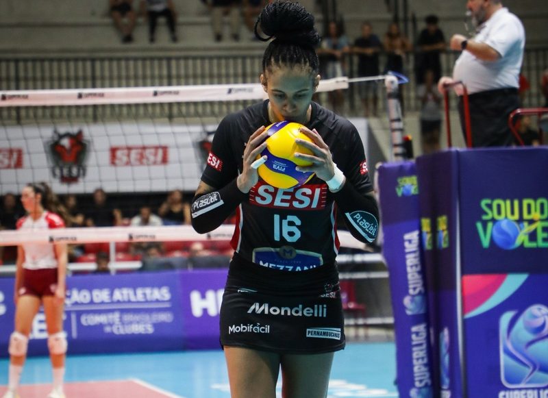 Bruna Moraes renova com Sesi-Bauru e se destaca como referência da equipe