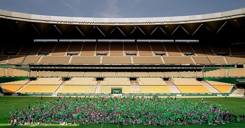 El Real Betis celebra a sus socios más jóvenes y veteranos en La Cartuja