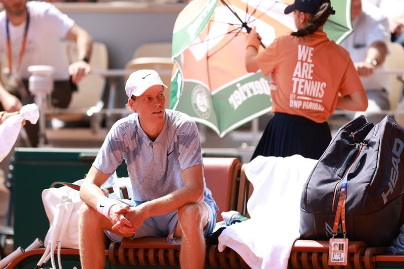 Jannik Sinner si prepara per Wimbledon: un mese di pausa senza tornei su erba