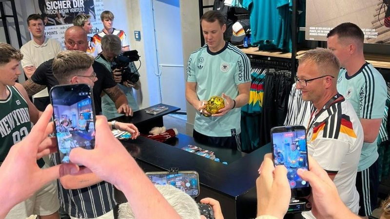 Manuel Neuer begeistert Fans bei Autogrammstunde in Herzogenaurach
