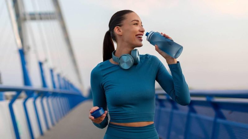 Caminar una hora cinco días a la semana quema 78,000 calorías al año, según expertos