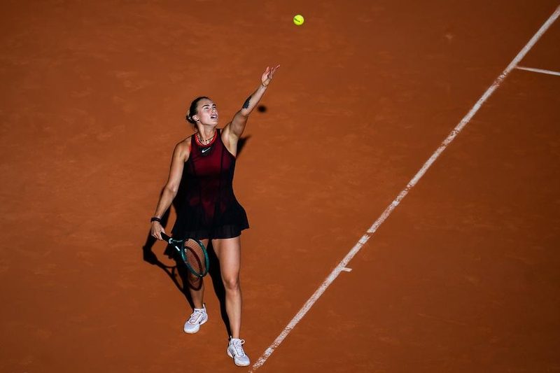 Aryna Sabalenka alcança 100 vitórias como número 1 e enfrenta Naomi Osaka em Roland Garros