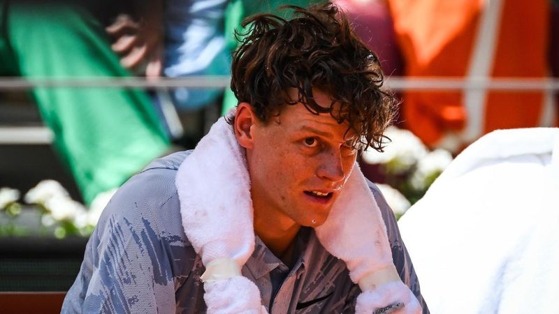 La sorprendente eliminación de Sinner en Roland Garros y sus problemas con el calor