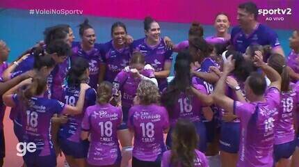 Camila Brait se despede em grande estilo com estrelas do vôlei e emoção