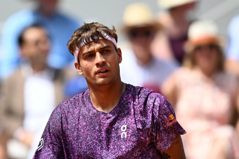 Flavio Cobolli avanza al quarto turno del Roland Garros e si avvicina alla top 10