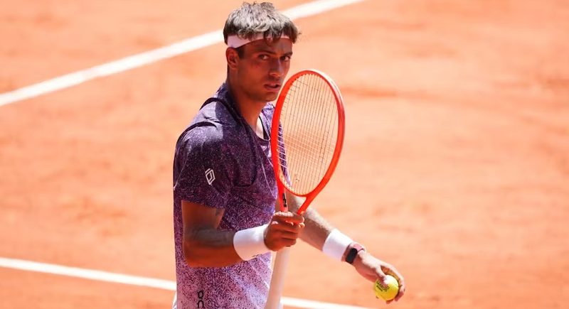 Flávio Cobolli brilha em Roland Garros e avança com autoridade para as oitavas