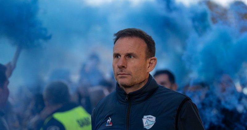 L'Aviron Bayonnais s'incline face au Stade Français : Ged Fraser exprime ses inquiétudes