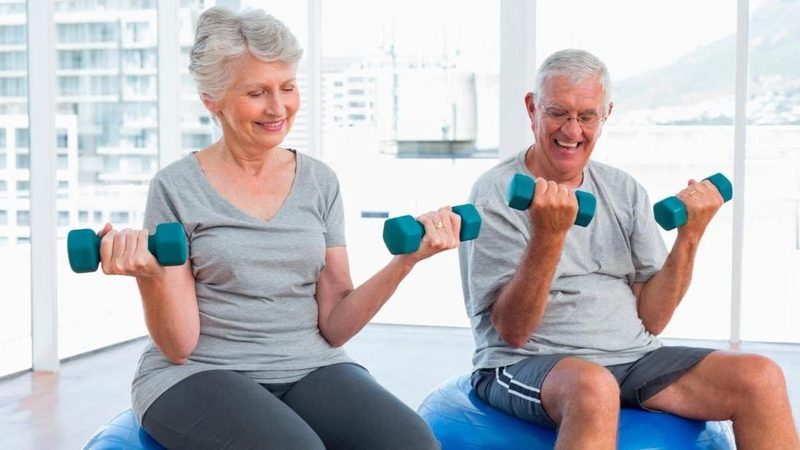 Ejercicios de fuerza recomendados para mantenerse activo después de los 60 años