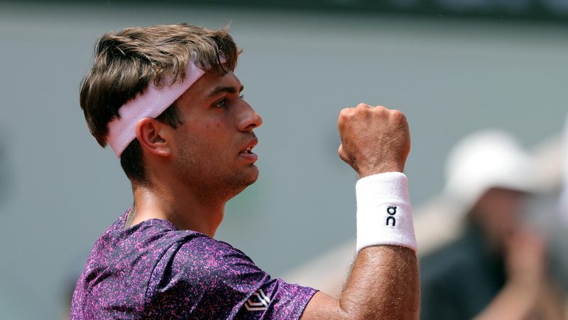 Cobolli avanza agli ottavi del Roland Garros battendo Tien in tre set