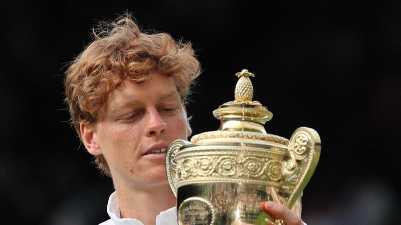 Jannik Sinner si prepara a Wimbledon con nuove strategie dopo un mese di riposo