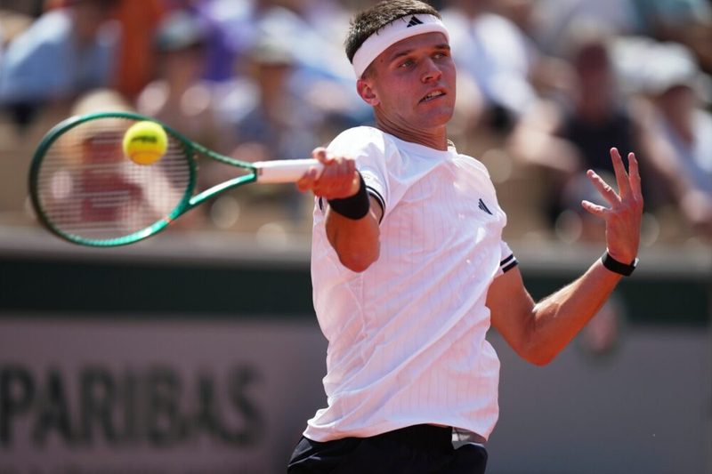 Jakub Mensik supera De Minaur e si prepara per il confronto con Rublev