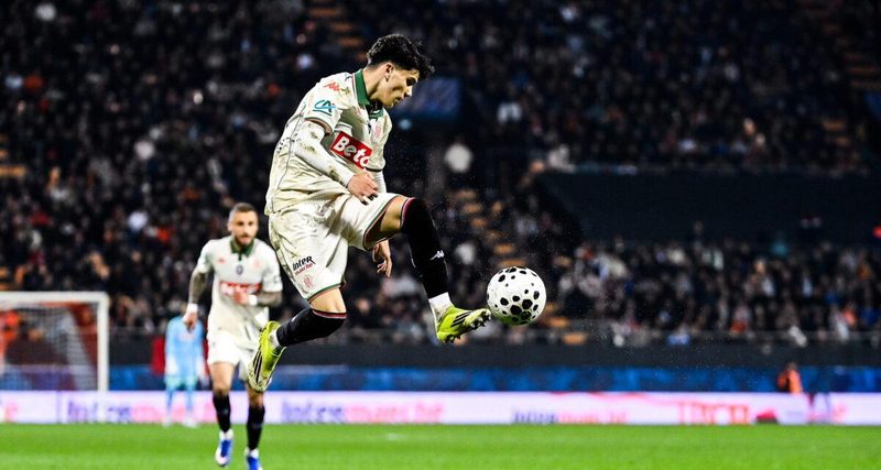 L'OGC Nice tente de retenir Kaïl Boudache face à l'OL