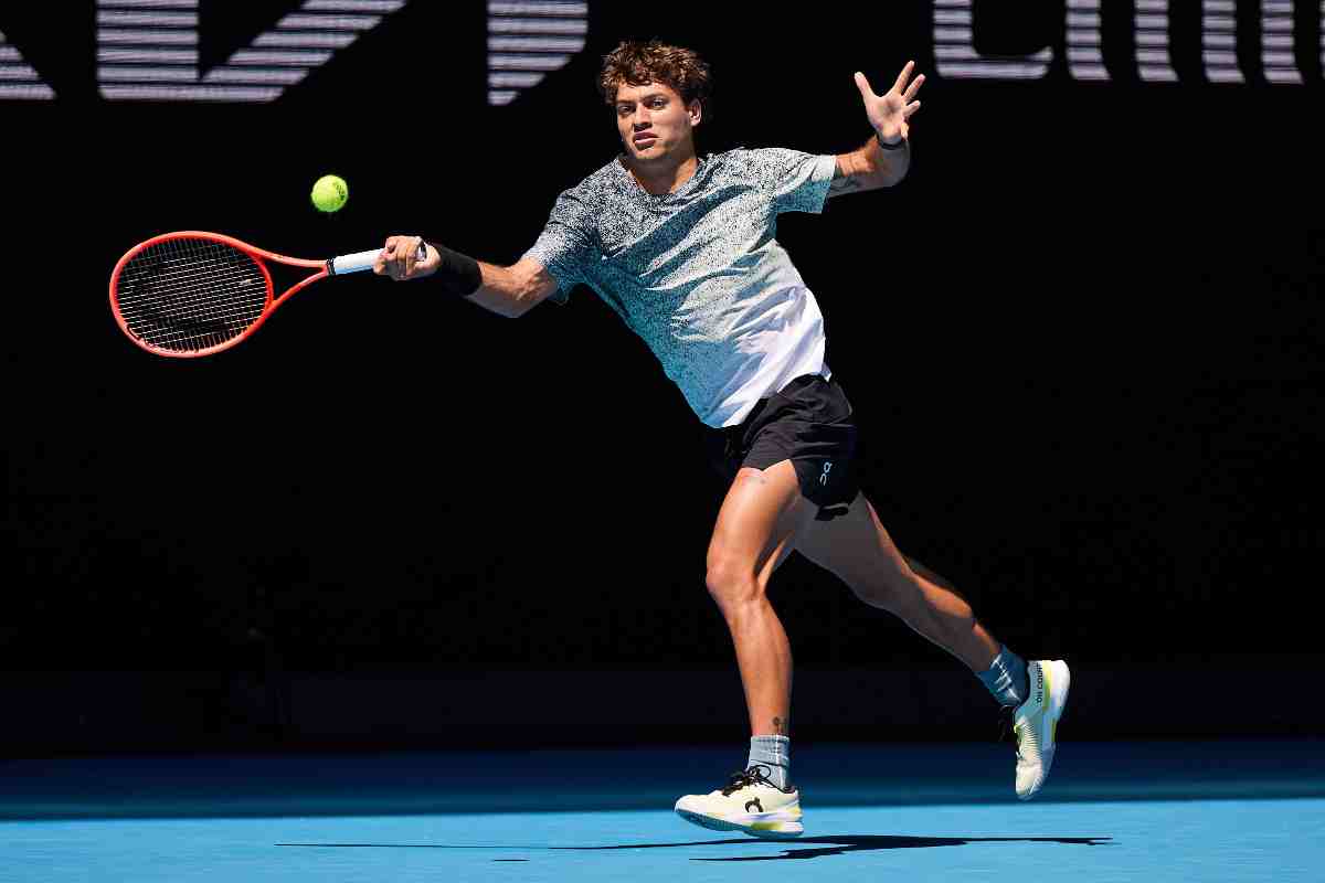Flavio Cobolli conquista gli ottavi al Roland Garros travolgendo Tien in tre set